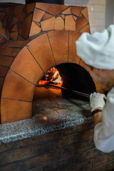 餐厅里传统的木制烤箱里的原汁原味的意大利比萨饼 — 图库照片