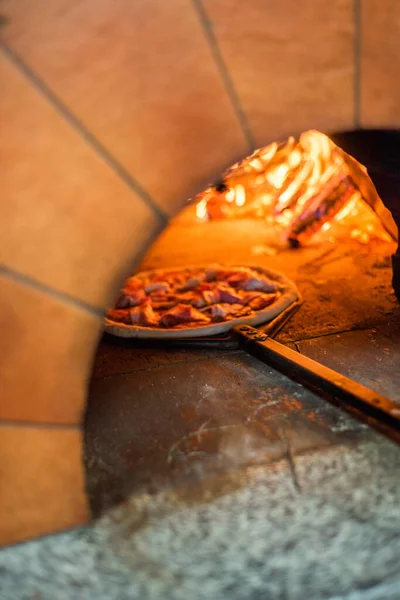 Original napolitansk pizza margherita i en traditionell vedeldad ugn i restaurang — Stockfoto