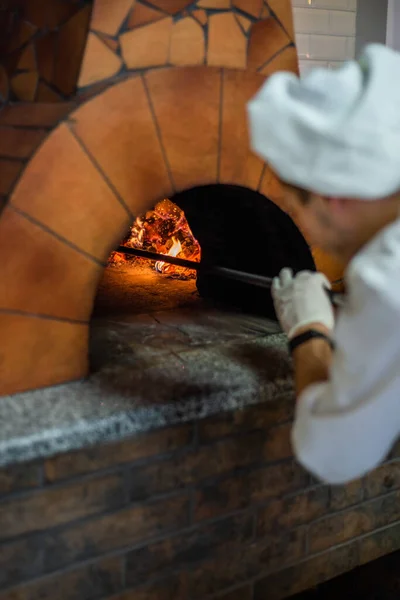 Originale pizza napoletana margherita in un tradizionale forno a legna nel ristorante Fotografia Stock