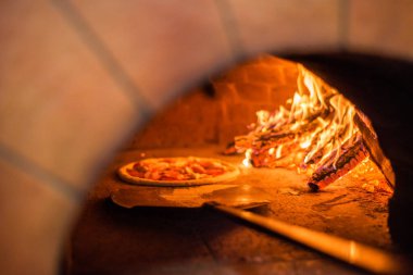 Restoranda geleneksel ahşap bir fırında orijinal Napoli pizzası margherita.
