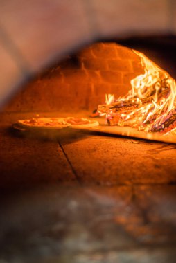 Restoranda geleneksel ahşap bir fırında orijinal Napoli pizzası margherita.
