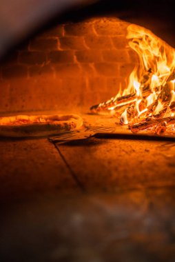 Restoranda geleneksel ahşap bir fırında orijinal Napoli pizzası margherita.