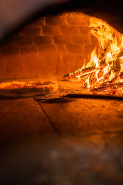 餐厅里传统的木制烤箱里的原汁原味的意大利比萨饼 — 图库照片