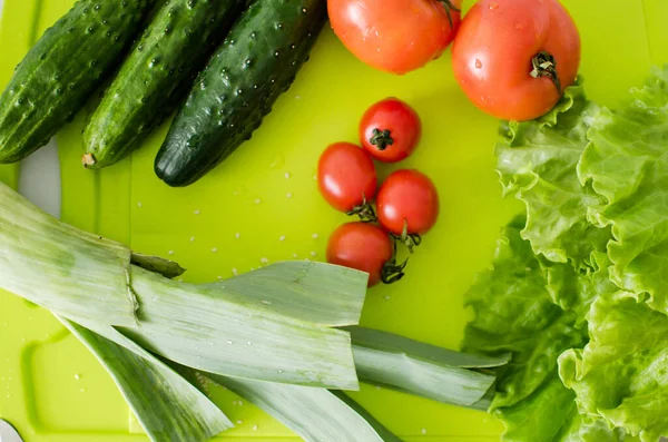 Mangkuk dengan salad dan sayuran segar di meja dapur. Makanan sehat — Stok Foto