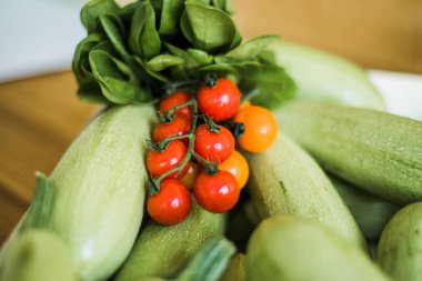 Organik kabak ve domates. Taze tarım ürünleri.