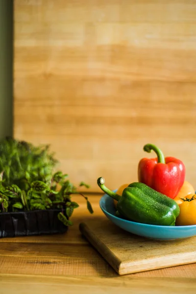 Berwarna Sweet Peppers Segar Pada Dish Wooden Sayuran Organik Mentah — Stok Foto