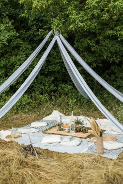 Gün batımında plajda piknik. Boho tarzı, yiyecek ve içecek konsepti. Sağlıklı, taze..