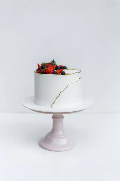 Гарний білий торт з сирним кремом, зливається, шоколад і свіжі ягоди на білому тлі. Оригінальна ідея для весільного торта або торта на день народження . Стокова Картинка