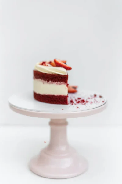 Вкусный домашний красный бархатный торт со свежими ягодами на белом фоне — стоковое фото