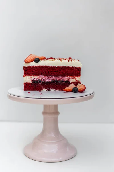 하얀 배경에 신선 한 열매가 달린 맛있는 집에서 만든 붉은 벨벳 케이크 — 스톡 사진