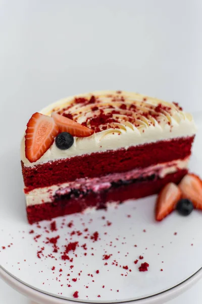 美味的自制红色天鹅绒蛋糕，白色背景的新鲜浆果 — 图库照片