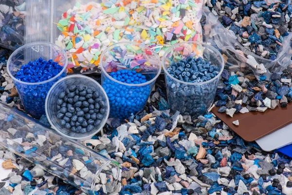 Molienda de plástico con muestras —  Fotos de Stock