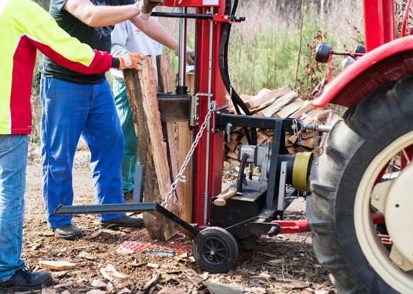 Hydraulická štípačka na dřevo za traktor — Stock fotografie