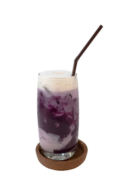 Mor patates buzlu çay. Beyaz bir arka planda izole edilmiş. Buzlu kahve. Beyaz arka planda izole edilmiş bir bardak buzlu kahve. Camın önü odaklı. Mor patatesli buzlu çay..