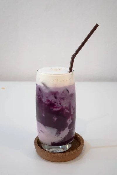 Mor patates buzlu çay. Beyaz bir arka planda izole edilmiş. Buzlu kahve. Beyaz arka planda izole edilmiş bir bardak buzlu kahve. Camın önü odaklı. Mor patatesli buzlu çay..