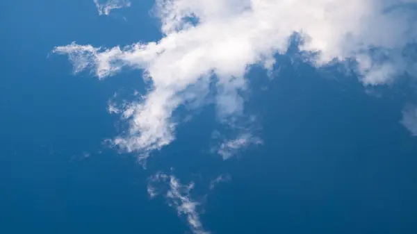 Mavi gökyüzünde beyaz bulutlar. Mavi gökyüzündeki bulutlar. Çevre, atmosfer.