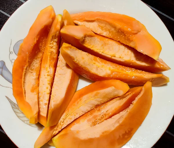 Reife Papaya Scheiben Auf Weißem Teller — Stockfoto