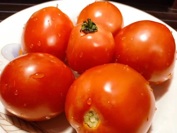 Verse Tomaten Een Bord Een Donkere Achtergrond Tomaten Oogsten Bovenaanzicht — Stockfoto