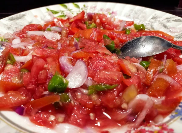 Lekkere Zelfgemaakte Tomatensalade Witte Kom — Stockfoto