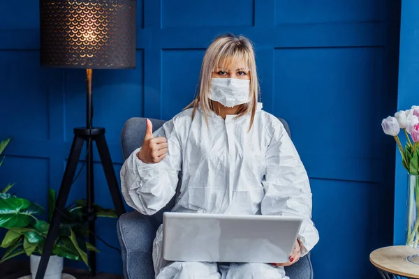 Retrato Menina Europeia Feliz Traje Protetor Máscara Facial Trabalhando Casa — Fotografia de Stock