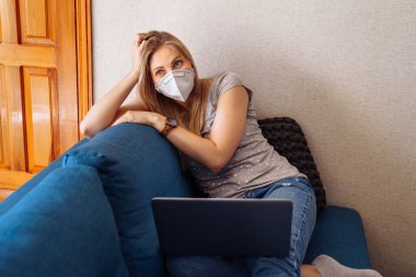 Dünyayı saran koronavirüs kovid19 enfeksiyonu yüzünden evden uzakta çalışan üzgün Avrupalı bir kızın portresi. Herkes iyileştikten sonra parlak bir gelecek hayal etmek.