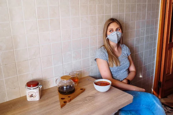 Menina Triste Sentado Cozinha Uma Máscara Protetora Comer Sopa Vermelha — Fotografia de Stock