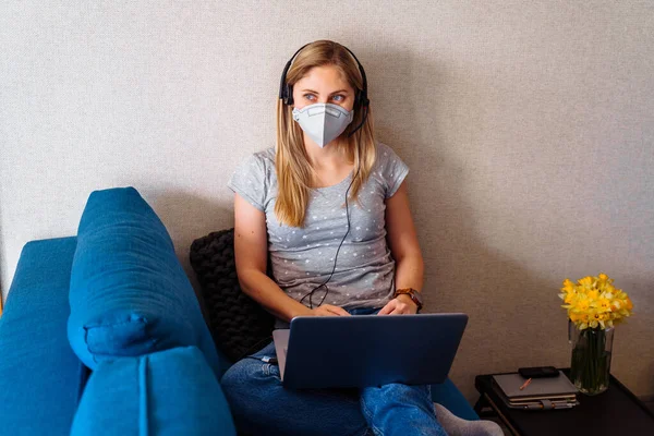 Menina Loira Atraente Usando Uma Máscara Protetora Trabalha Duro Responsável — Fotografia de Stock