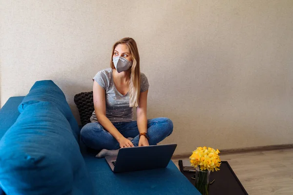 Menina Loira Atraente Usando Uma Máscara Protetora Trabalha Duro Responsável — Fotografia de Stock