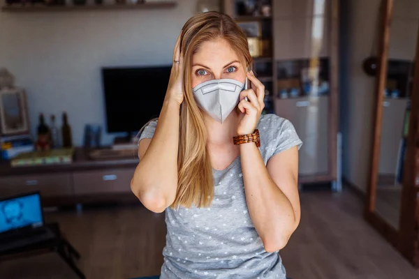 Menina Atraente Usando Máscara Facial Chamando Telefone Segurando Cabeça Horror — Fotografia de Stock