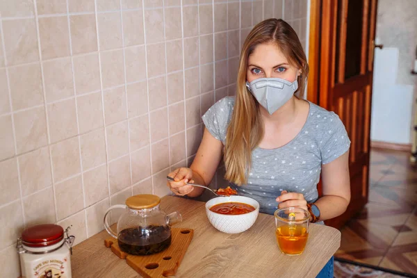 Mujer Rubia Económica Cocinó Sopa Roja Come Mientras Queda Aislada —  Fotos de Stock