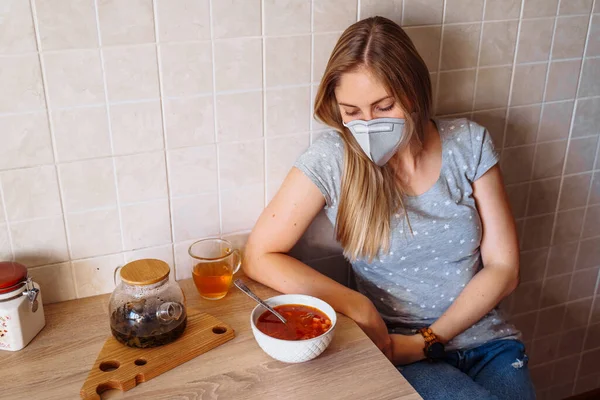 Loira Atraente Está Sentado Cozinha Perto Mesa Com Comida Ela — Fotografia de Stock