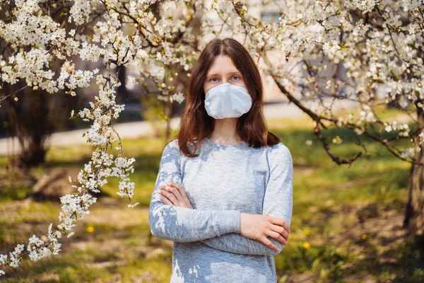 Primavera Coronavirus Una Chica Europea Con Una Mascarilla Protectora Hecha — Foto de Stock