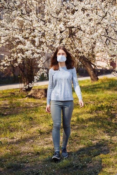 Chica Caminando Sola Paseando Durante Epidemia Mundial Coronavirus Una Máscara —  Fotos de Stock