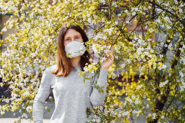 Ritratto Vista Laterale Triste Giovane Donna Maschera Protettiva Viso Medico — Foto Stock