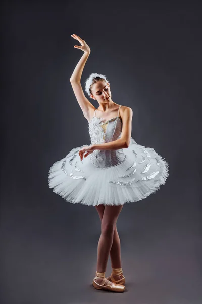 전문적 복장을 발레리나 구두와 실력을 보여준다 아름다운 댄서가 스튜디오에 그랑에서 — 스톡 사진