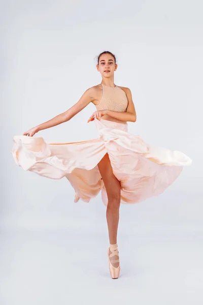 Mladá Neuvěřitelně Krásná Baletka Pózuje Tančí Bílém Studiu Plném Světla — Stock fotografie