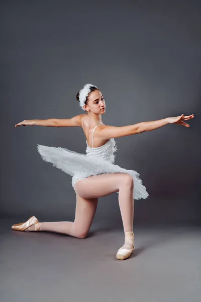 Mladá Půvabná Baletka Oblečená Profesionálního Oblečení Špičatých Bot Bílé Sukně — Stock fotografie