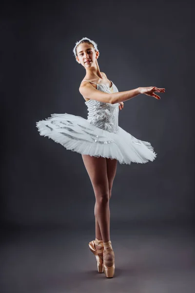 Půvabný Baletní Tanečník Nebo Klasický Baletka Tanec Izolované Šedém Pozadí — Stock fotografie