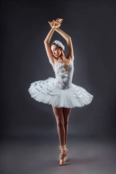전문적 복장을 발레리나 구두와 실력을 보여준다 아름다운 댄서가 스튜디오에 그랑에서 — 스톡 사진
