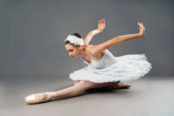 Ritratto Della Ballerina Nel Ruolo Cigno Bianco Sfondo Grigio Bella — Foto Stock