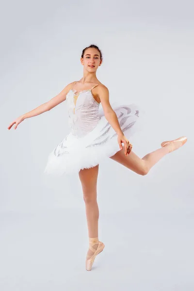 Atraktivní Mladá Baletka Krásným Tělem Trikotových Tanečních Špičkách Fotostudiu Izolovaném — Stock fotografie