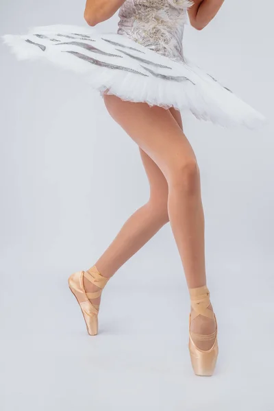 Profesionální Nohy Mladé Baletky Která Nasadí Špičaté Boty Izolované Bílém — Stock fotografie