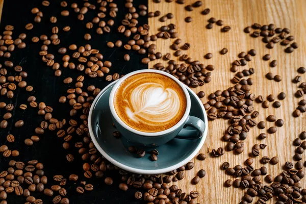 Kahverengi Siyah Masada Kahve Fincanı Dökülmüş Kahve Çekirdekleri Arasında Kafede — Stok fotoğraf