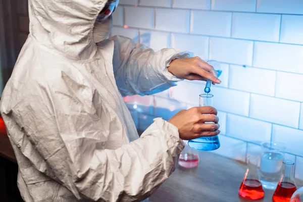 Pérdida Químico Que Vierte Una Expectativa Azul Matraz Otro Laboratorio — Foto de Stock