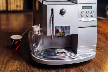 Süt köpüğünü kapuçino, ısıtma ve kırbaçlama için hazırlama süreci. Kahve için makine süt çırpar. Küçük işletme kavramı