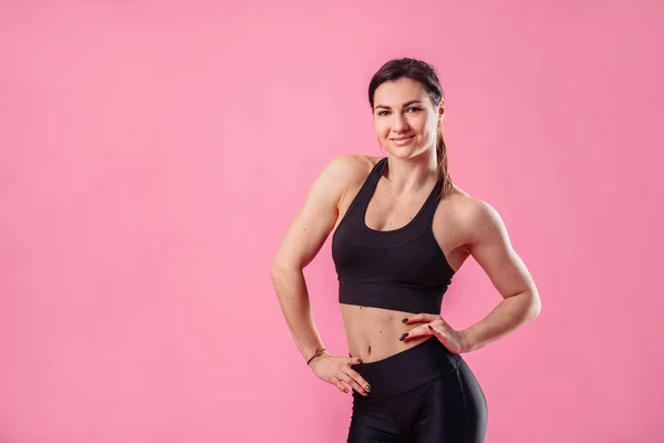 Ung Pumpade Upp Flicka Tränare Poserar Studion Rosa Bakgrund Klädd — Stockfoto