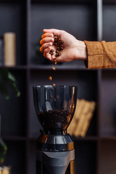 Primo Piano Della Mano Una Ragazza Che Versa Chicchi Caffè — Foto Stock