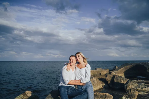 Improvável Casal Atraente Roupas Brilhantes Sobre Pedras Mar Contra Céu — Fotografia de Stock