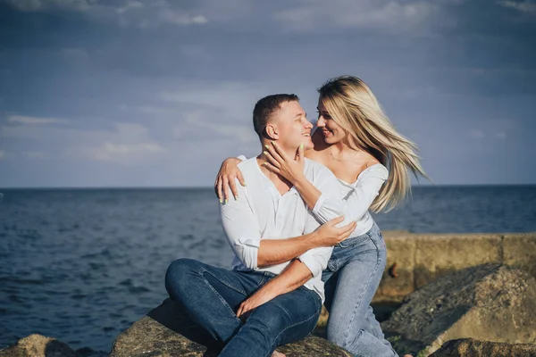 Improvável Casal Atraente Roupas Brilhantes Sobre Pedras Mar Contra Céu — Fotografia de Stock