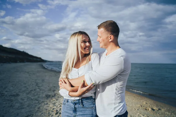 Charmig Ung Kvinna Omfamna Med Pojkvän Havet Bakgrund Utomhus Foto — Stockfoto